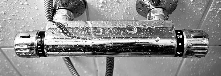 Duschthermostat mit Wassertropfen